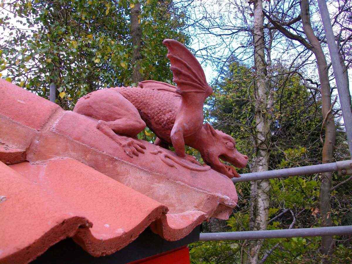 Chinese_centre_roof_dragon