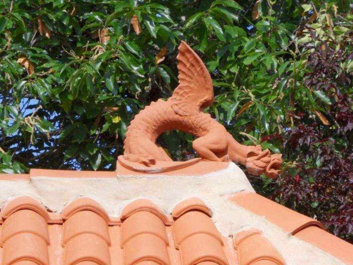 close-up-of-roof-dragon-on-chinese-tea-house-roof